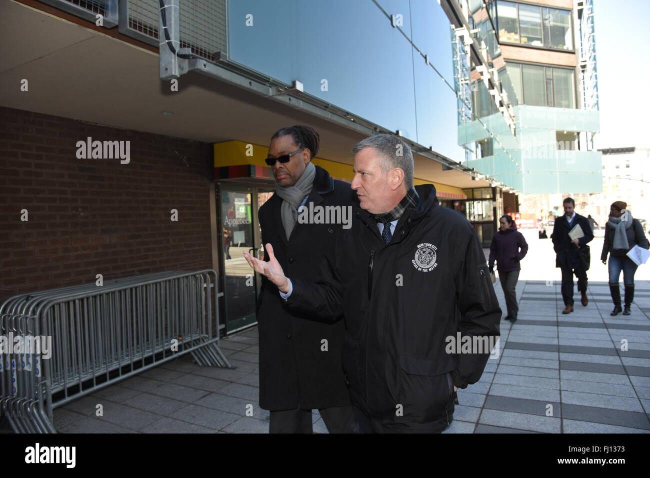 New York City, United States. Feb 27, 2016. Maire de Blasio et membre du conseil de Cornegy passent ensemble en place de restauration. NYC maire Bill De Blasio a rejoint le conseil municipal Membre Robert Cornegy à visiter les entreprises de Bedford-Stuyvesant à promouvoir les droits des locataires de la ville l'aide contre les propriétaires abusifs © Andy Katz/Pacific Press/Alamy Live News Banque D'Images