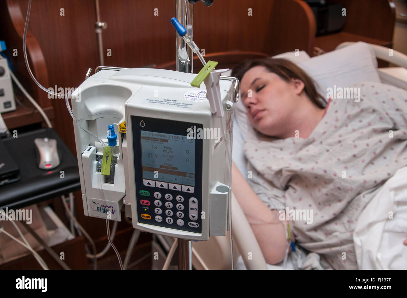 Fridley, Minnesota. L'hôpital de l'unité. Femme célibataire de 31 ans était suivi par une pompe à perfusion en attendant d'avoir son bébé. Banque D'Images