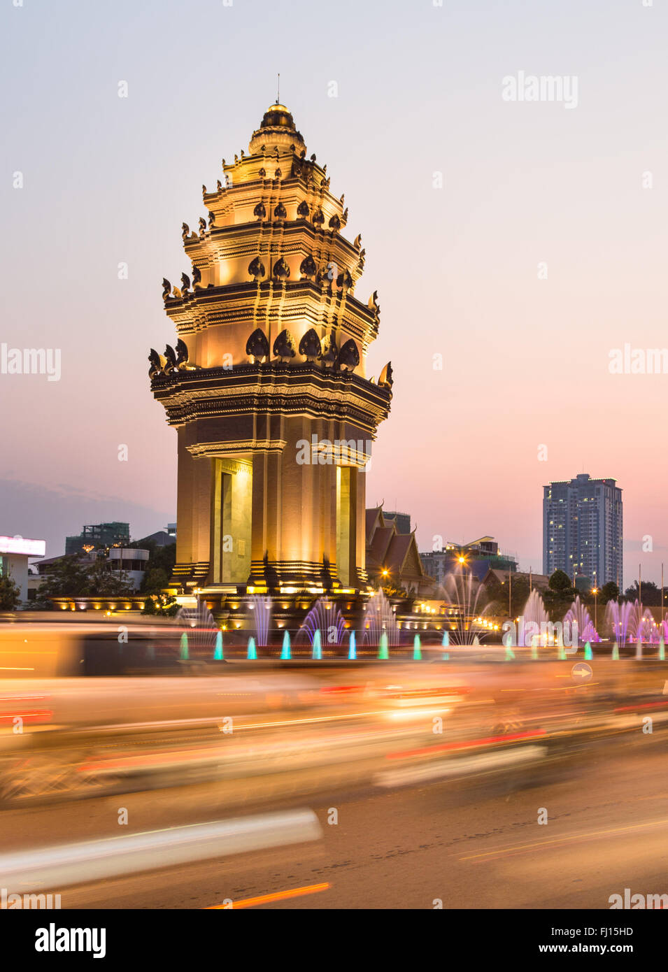 Traffic rush autour du monument de l'indépendance, avec son architecture de style Khmer, à Phnom Penh, capitale du Cambodge. Blurred Banque D'Images