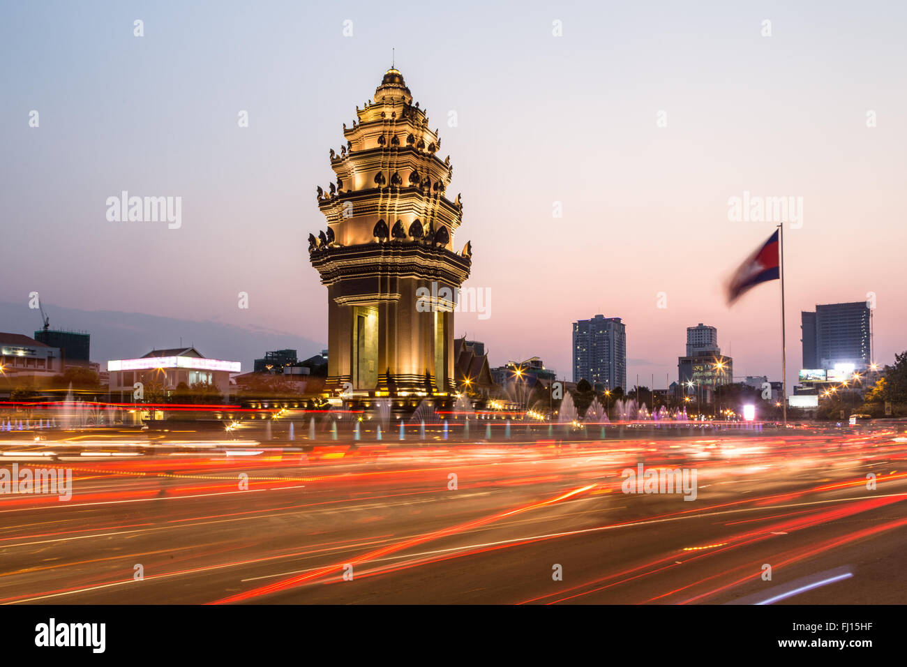 Traffic rush autour du monument de l'indépendance, avec son architecture de style Khmer, à Phnom Penh, capitale du Cambodge. Blurred Banque D'Images