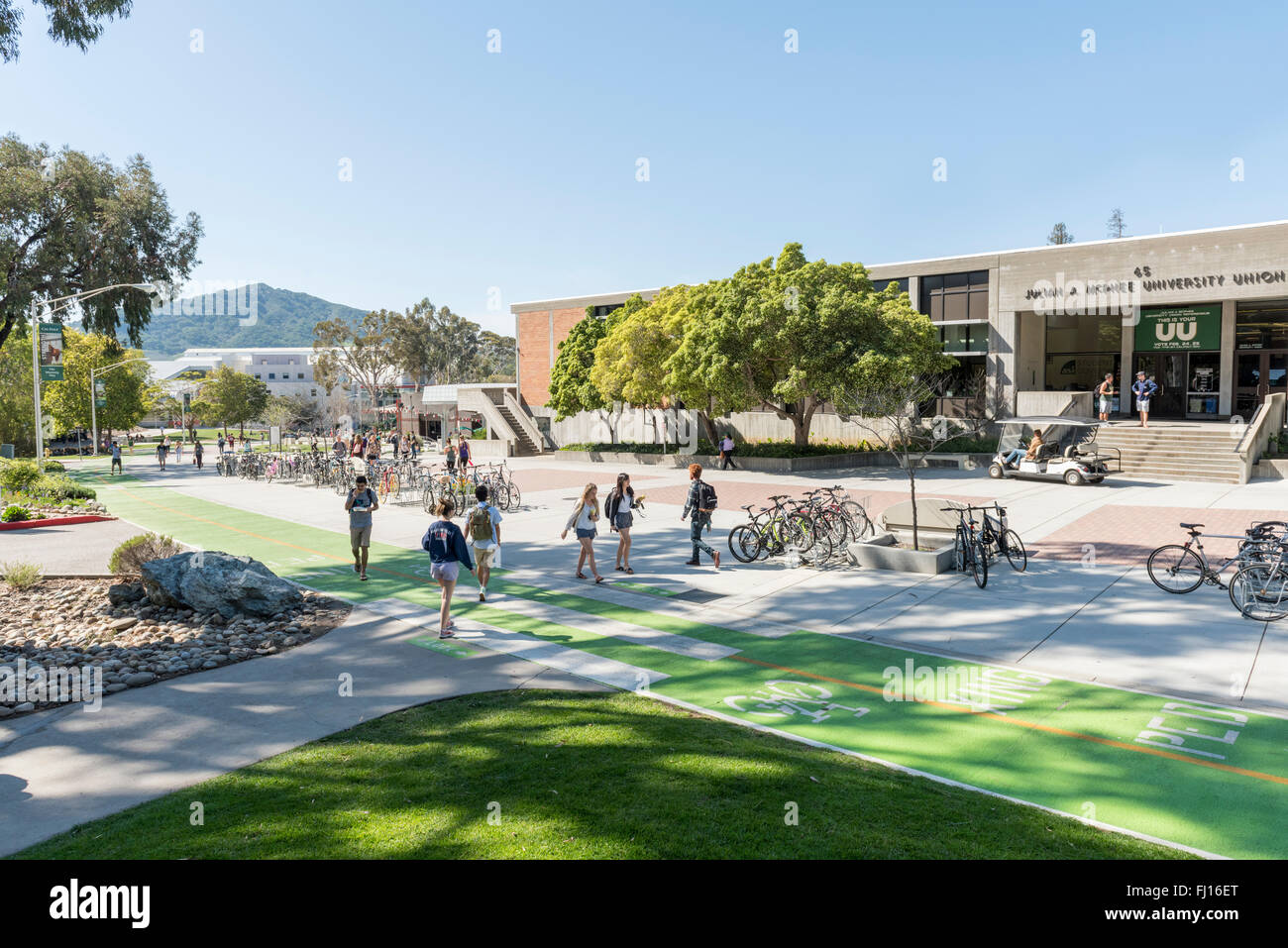 Campus, bâtiment de l'union des étudiants et les étudiants de la California Polytechnic State University, (Cal Poly) à San Luis Obispo, CA, USA. Banque D'Images