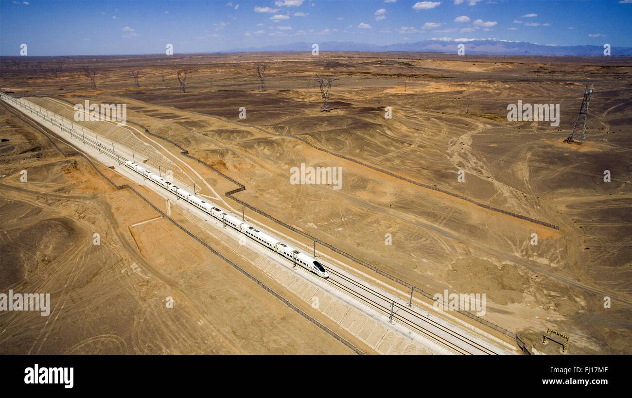 (160228) -- BEIJING, 28 février 2016 (Xinhua) -- File photo prise le 22 mai 2015 montre un bullet train en marche le long d'un 750-KV sur le projet de transmission de puissance Lanzhou-Xinjiang grande vitesse ferroviaire, le nord-ouest de la Chine. "Construire plus de chemins de fer à grande vitesse' a été un sujet chaud à la session annuelle de la législature provinciale et des organismes consultatifs politique intensive tenue en janvier. La Chine dispose du plus grand réseau ferroviaire à grande vitesse, avec la longueur d'exploitation total atteignant 19 000 km d'ici la fin de 2015, environ 60 pour cent du total mondial. L'expansion du réseau ferroviaire à grande vitesse est offeri Banque D'Images