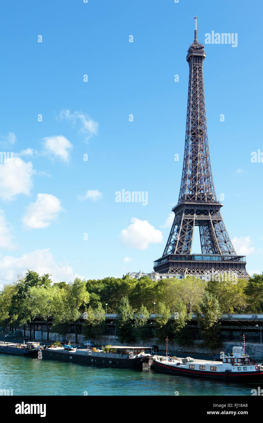 La Tour Eiffel, seine paysage vertical et bateaux, copy space Banque D'Images