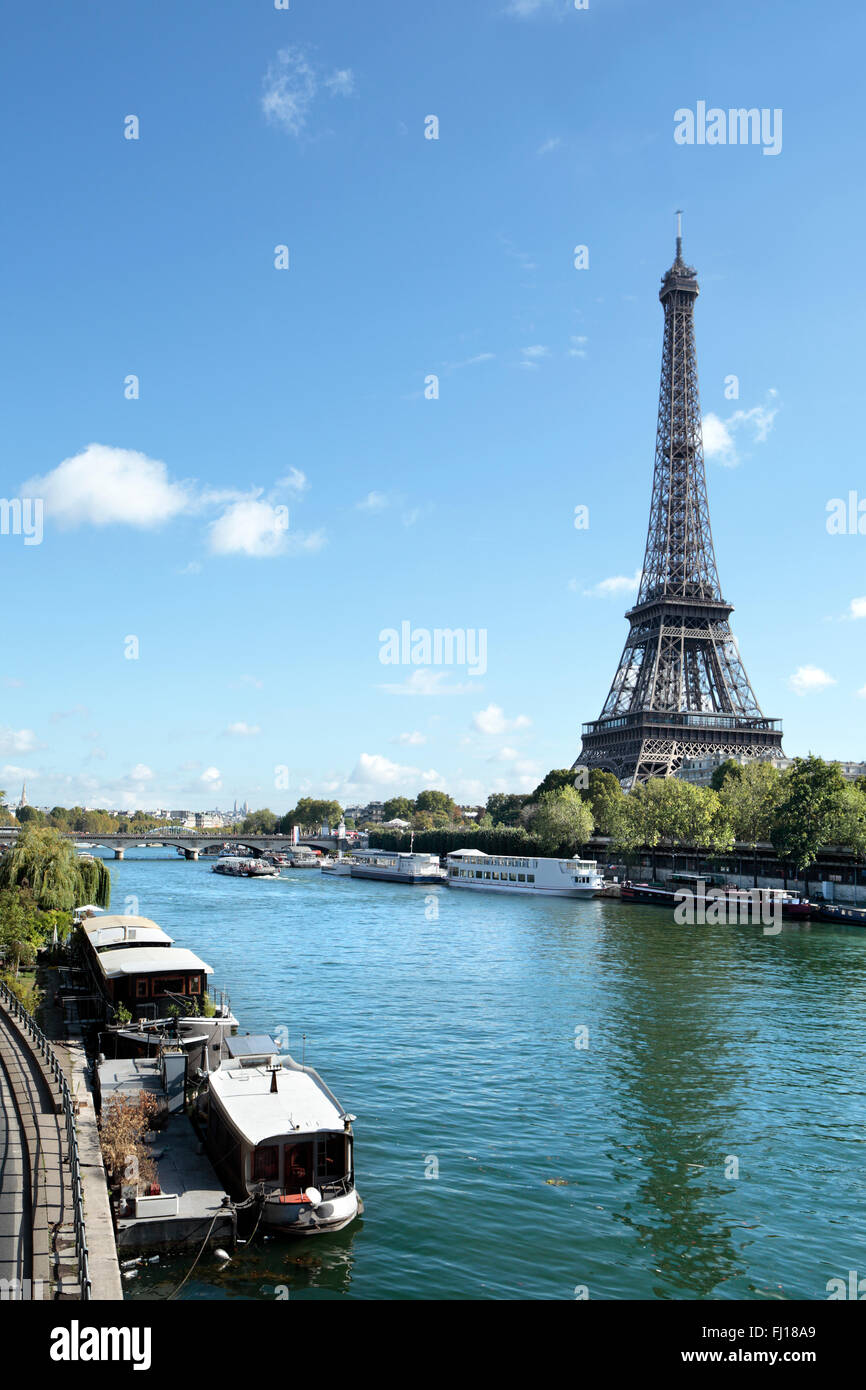 La Tour Eiffel, seine paysage vertical et bateaux, copy space Banque D'Images