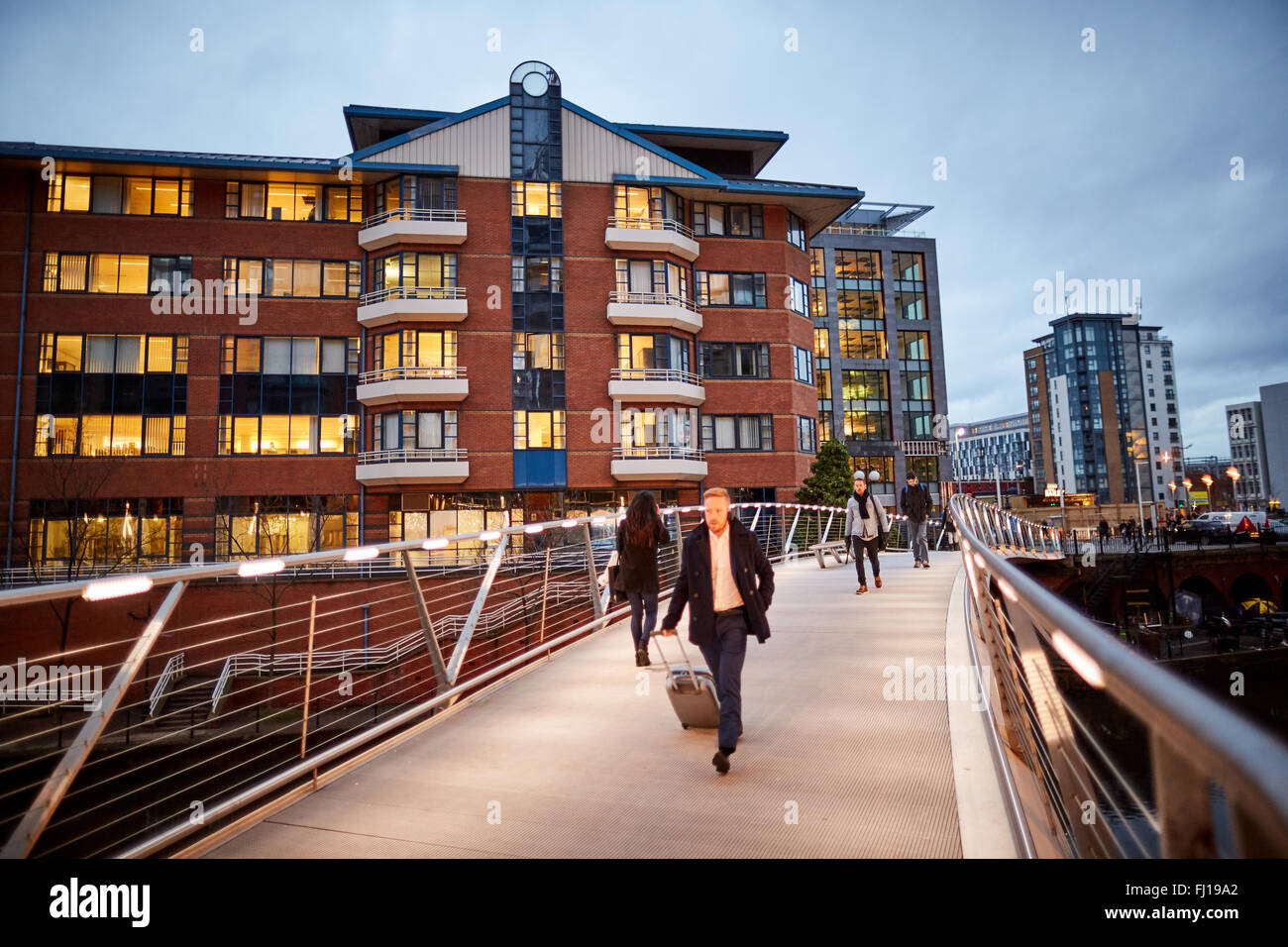 Leftbank Spinningfields Apartments Manchester pont piétonnier développement link crépuscule aube matin nuit sombre soir le cours d'une rivière Banque D'Images