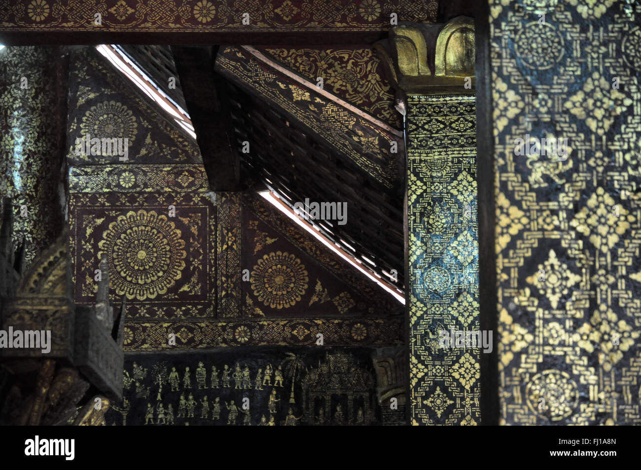 Détail de l'architecture : pavillon noir et or et de piliers, temple bouddhiste, Luang Prabang, Laos Banque D'Images