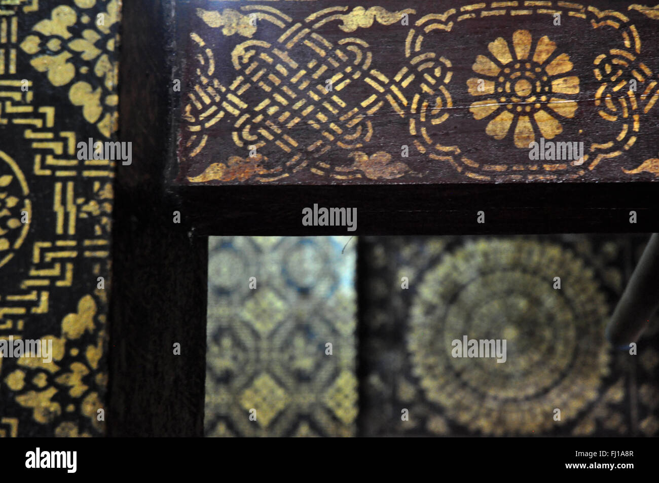 Détail de l'architecture : pavillon noir et or, temple bouddhiste, Luang Prabang, Laos Banque D'Images