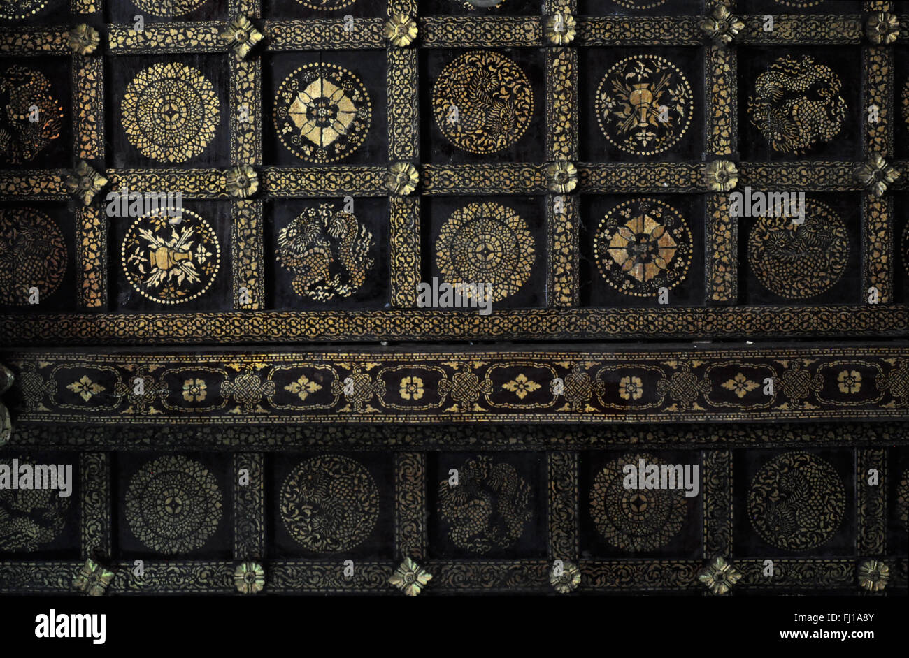 Détail de l'architecture : pavillon noir et or, temple bouddhiste, Luang Prabang, Laos Banque D'Images