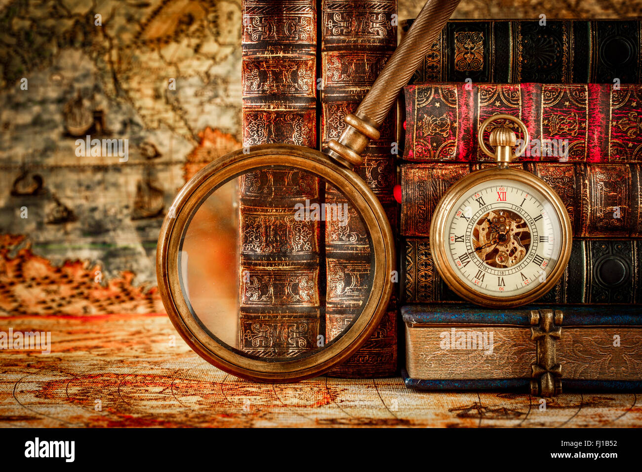 Antique Vintage montre de poche sur l'arrière-plan de livres anciens Banque D'Images