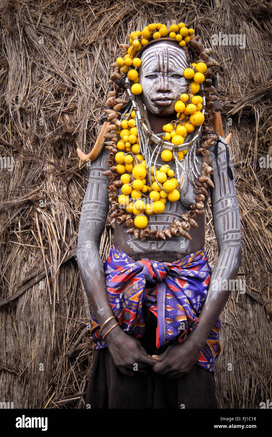 Portrait d'une femme de la tribu Mursi en vallée de l'Omo, Ethiopie Banque D'Images