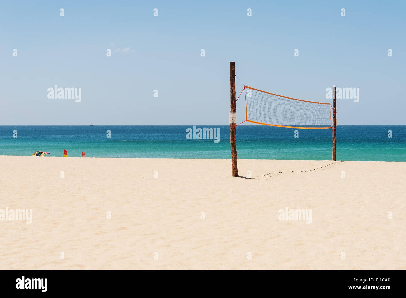 Beach et Sea tropical avec filet de volley-ball Banque D'Images