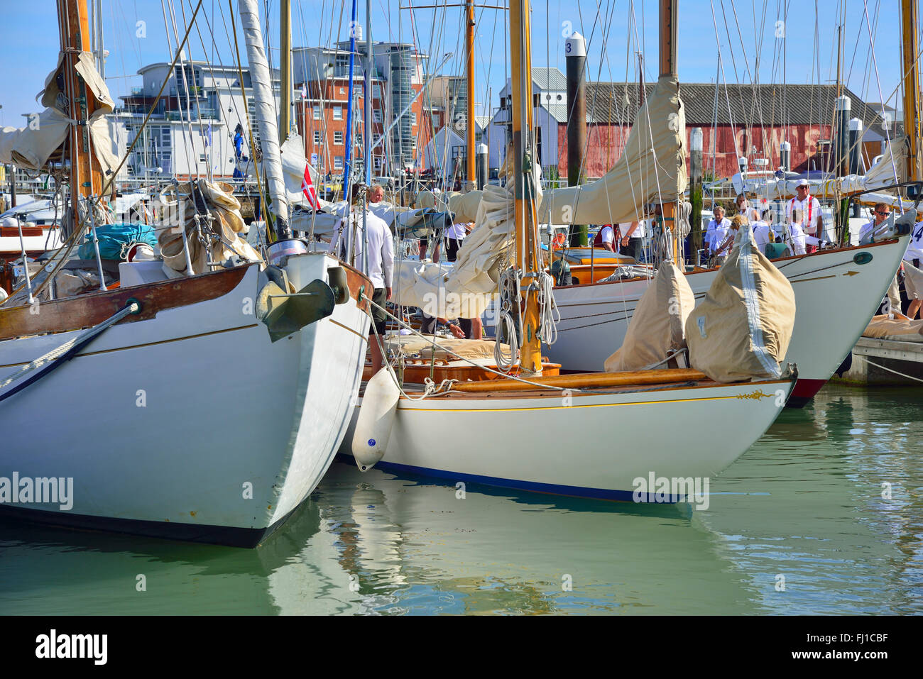 Belle traditionnelle en bois classic yachts amarrés dans la marina de Cowes après course durant la semaine classique, Cowes, île de Wight, Angleterre Banque D'Images