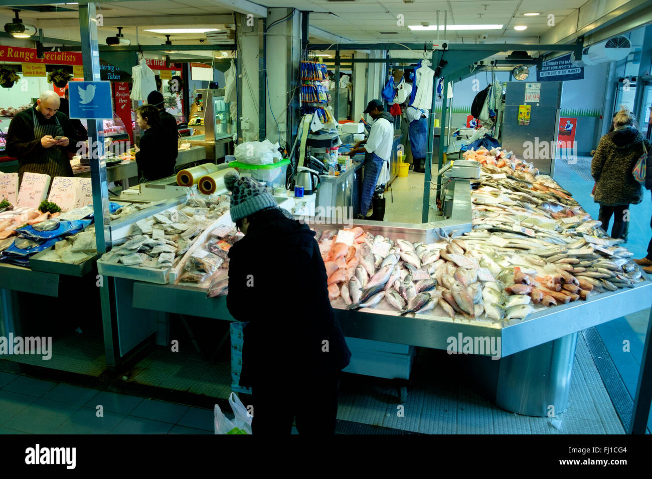 Manchester, UK - 16 Février 2016 : poisson frais pour la vente à un décrochage des poissonniers dans le marché d'Arndale Banque D'Images