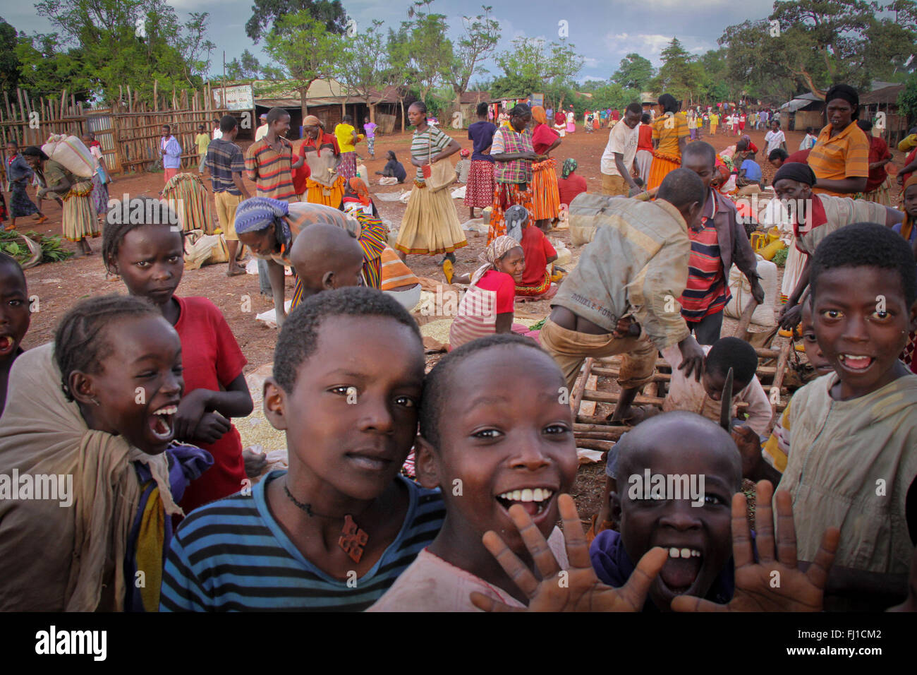 Heureux les enfants fous sur le marché journalier de Konso , Éthiopie Banque D'Images