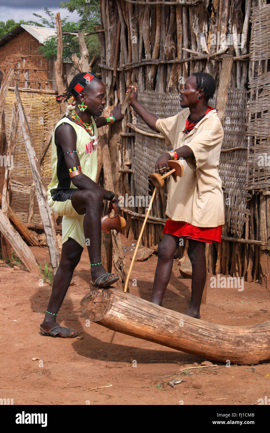 Deux hommes de la tribu hamar hamer parlons dans Turmi, vallée de l'Omo, Ethiopie Banque D'Images