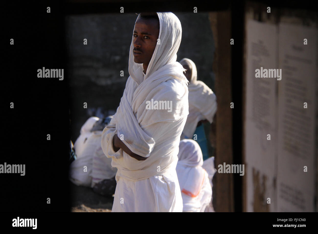 Seul l'homme éthiopien orthodoxe au cours de cérémonie à Nakuta La'ab , monastère près de Lalibela, Ethiopie Banque D'Images