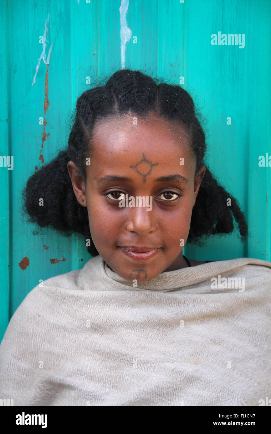 Portrait de jeune fille éthiopienne avec tatouage sur son visage à Gonder, Ethiopie Banque D'Images