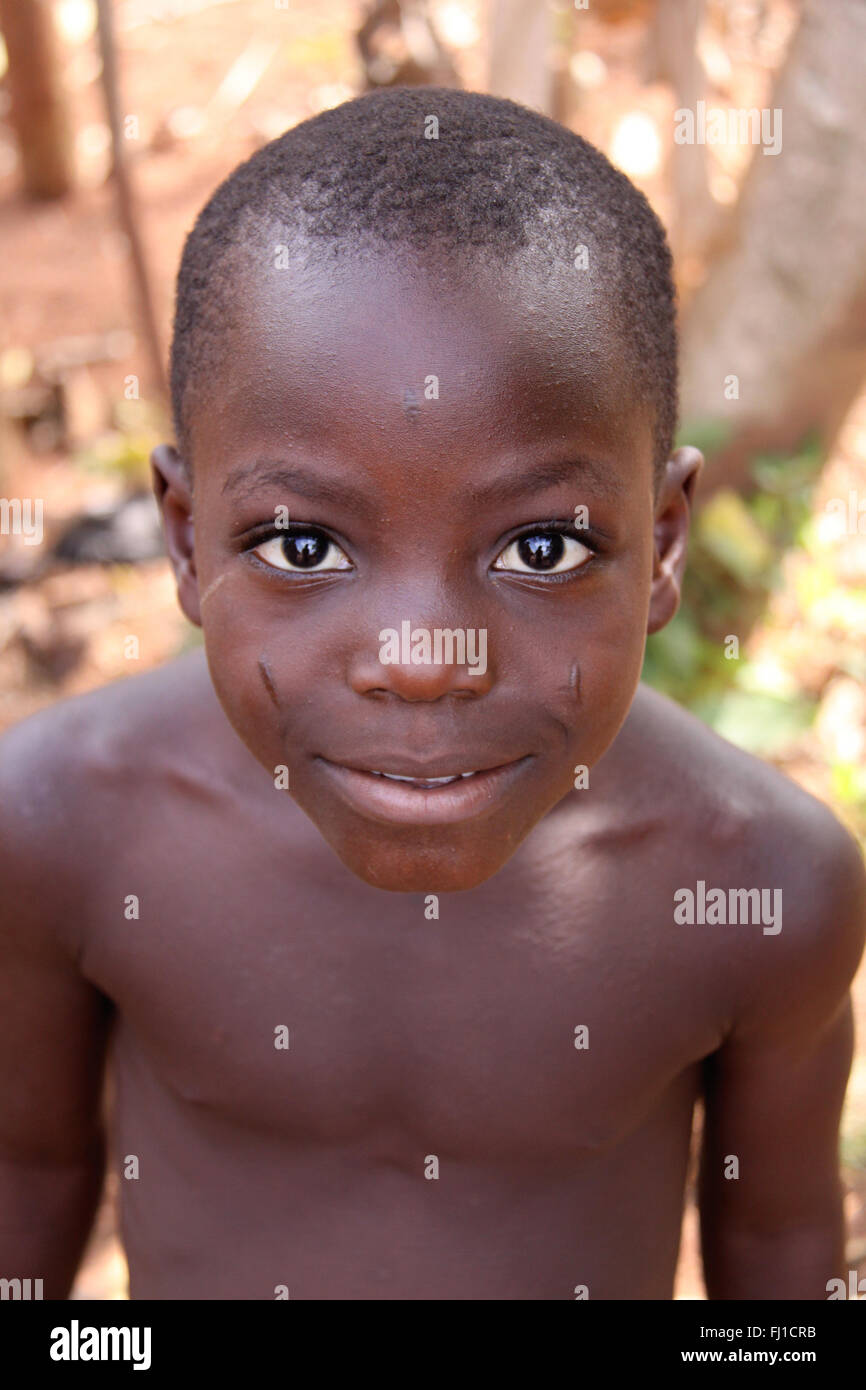 Portrait de jeune garçon enfant du Bénin , Afrique Banque D'Images