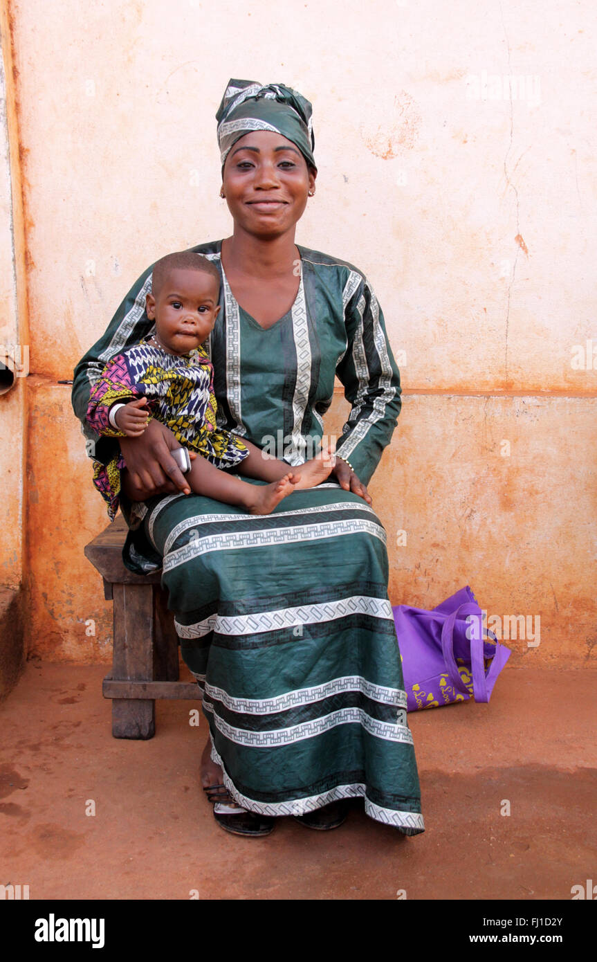 Belle Mère de l'Afrique noire avec son enfant baby posing in Porto-Novo, Bénin Banque D'Images