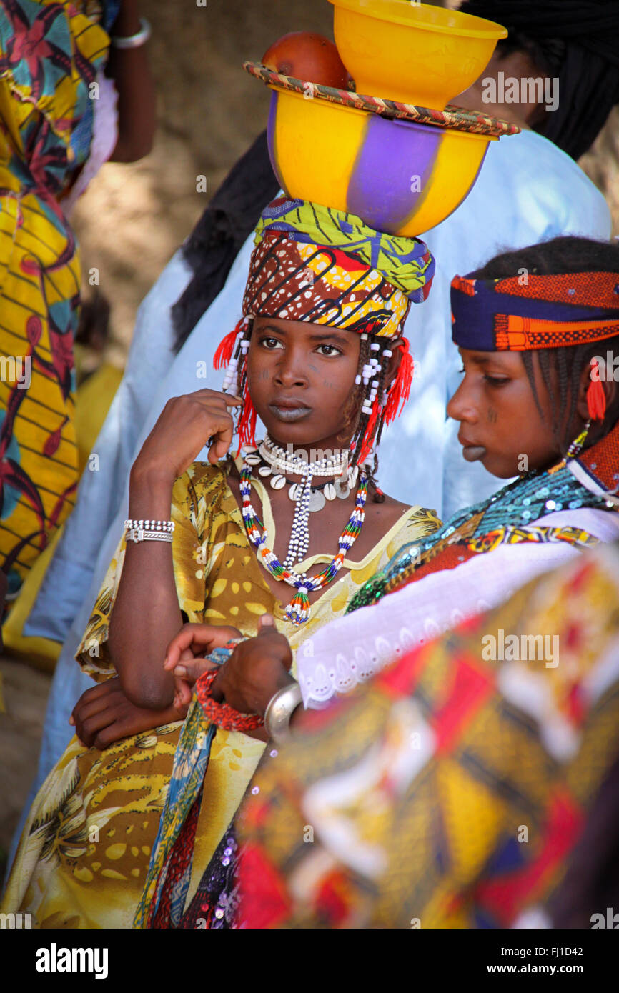 Portrait de jeune fille Peul magnifique dans la foule à Marcoye marché , Burkina Faso Banque D'Images