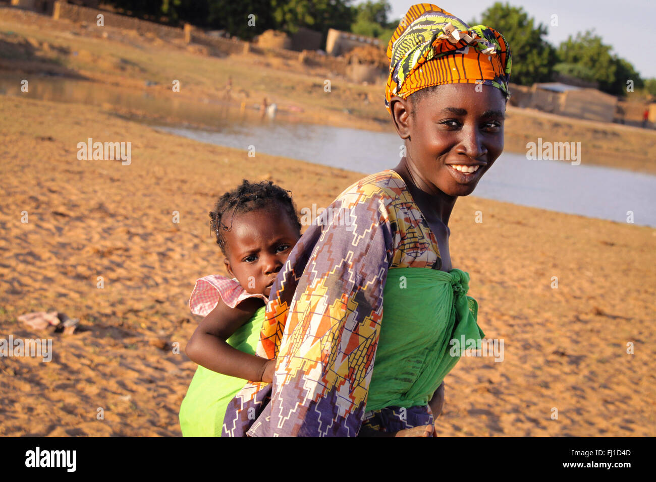 Portrait de jeune femme avec son bébé enfant à Gorom Gorom , région du Sahel, Burkina Faso Banque D'Images