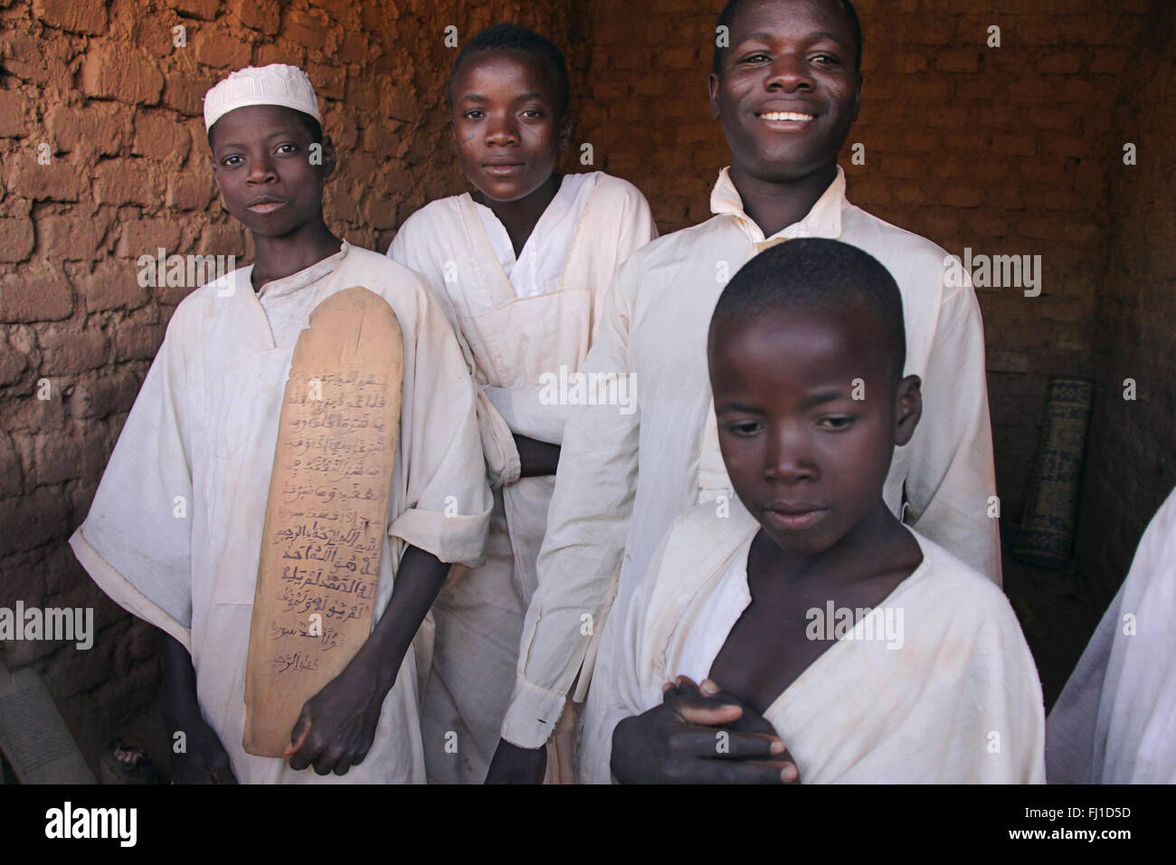 Un groupe de jeunes garçons de l'école coranique medressa / posent avec blanc vêtements traditionnels le vendredi à Bani , Burkina Faso Banque D'Images
