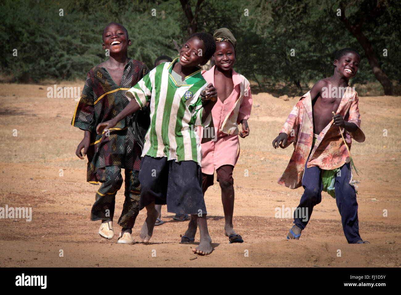 Un groupe d'enfants jouant crazy et souriant à Gorom Gorom , région de la région du Sahel, Burkina Faso Banque D'Images