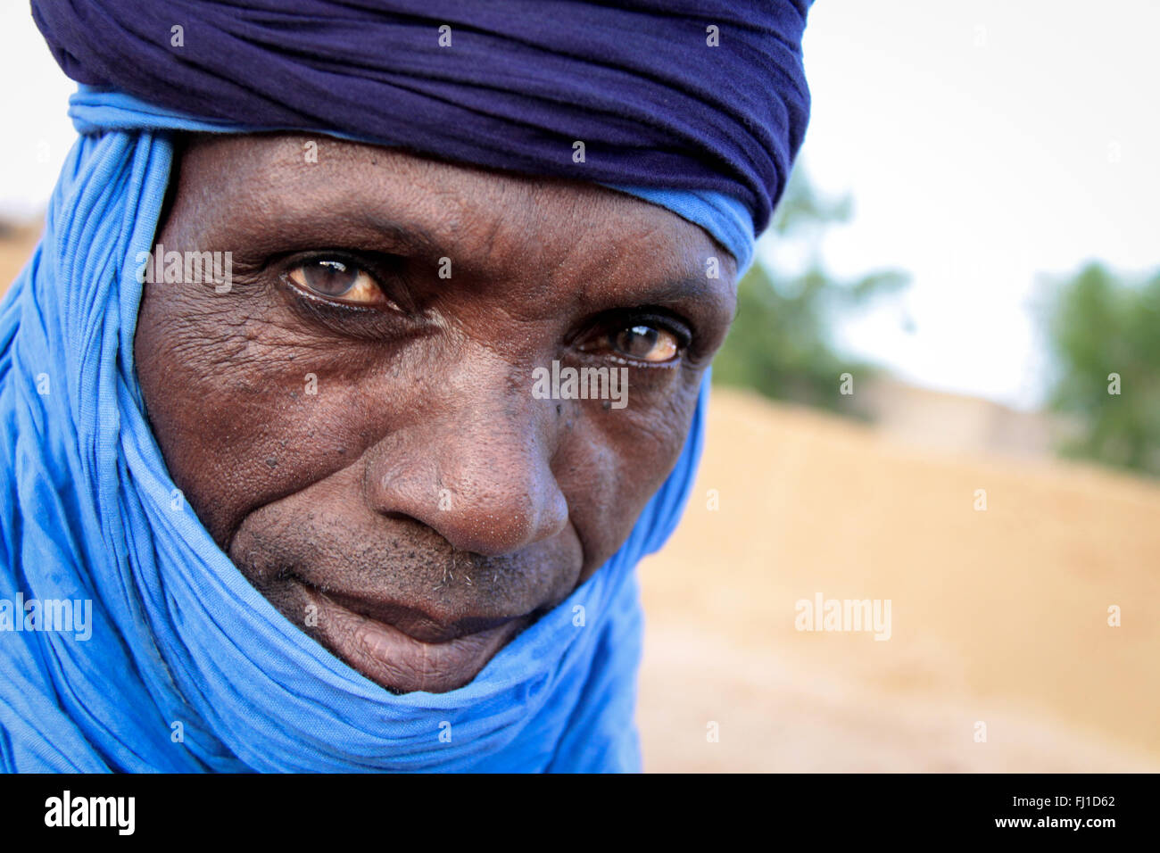 Portrait sur les yeux d'un homme du désert dans la région du Sahel, Burkina Faso Banque D'Images