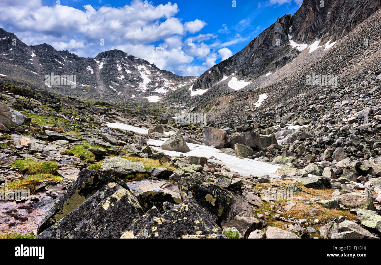 Passer en selle de ridge . Sayan de l'Est . La Bouriatie Banque D'Images