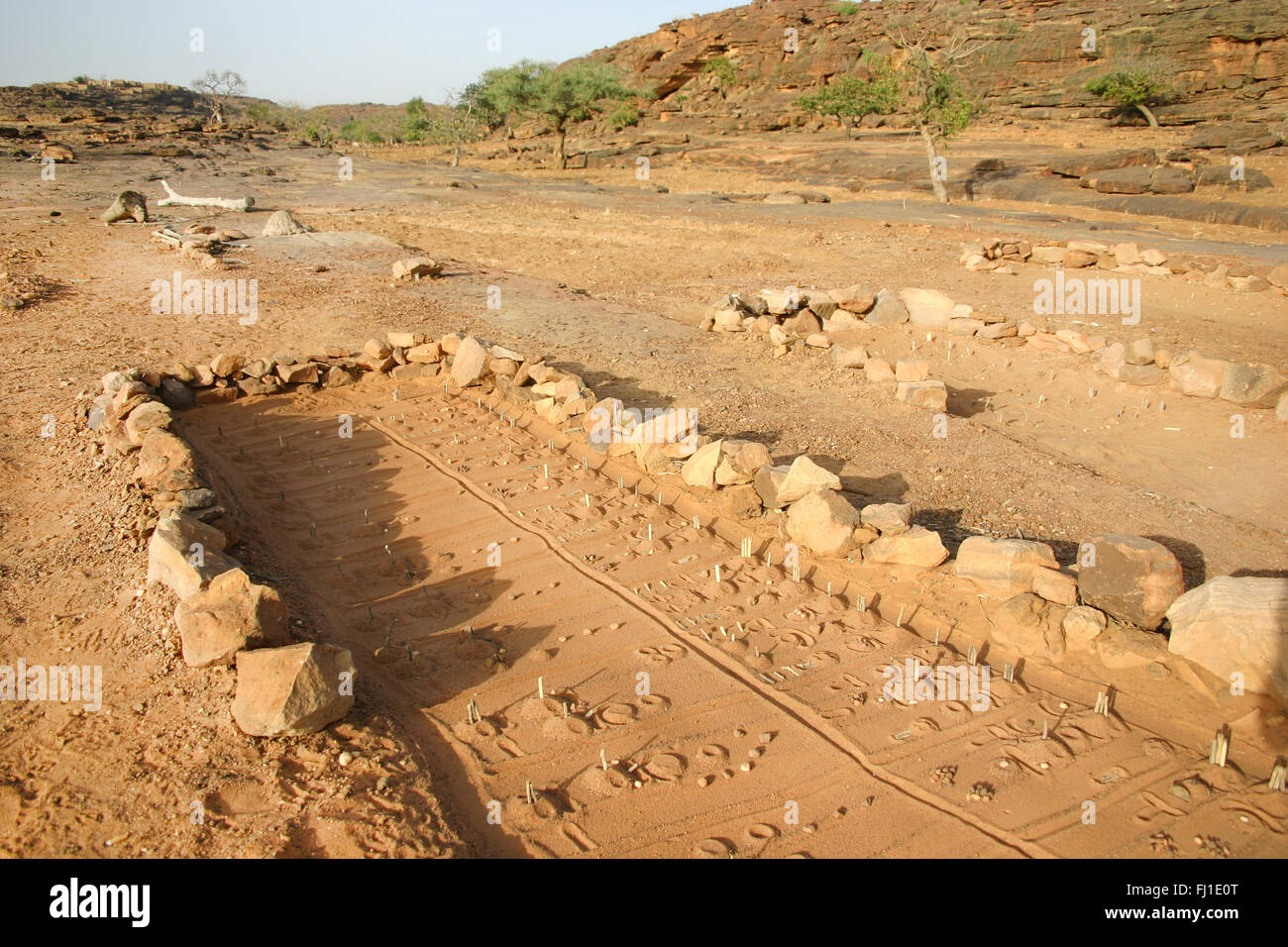 Le tableau de la divination sur thje la masse dans le sable en pays Dogon , Mali , la spiritualité locale Banque D'Images