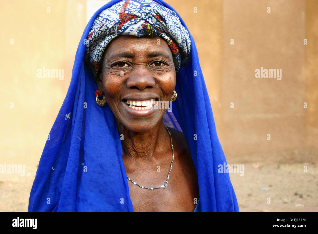 Portrait de femme sénégalaise de Tambacounda , Sénégal , avec des vêtements traditionnels Banque D'Images