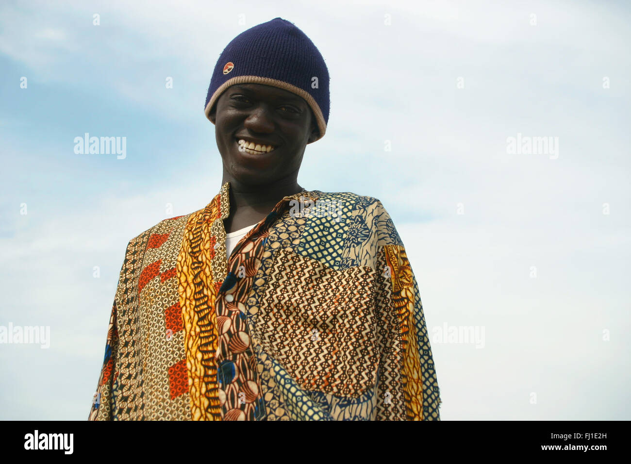 Portrait de l'homme sénégalais noir à Mbour Sénégal , Afrique Banque D'Images