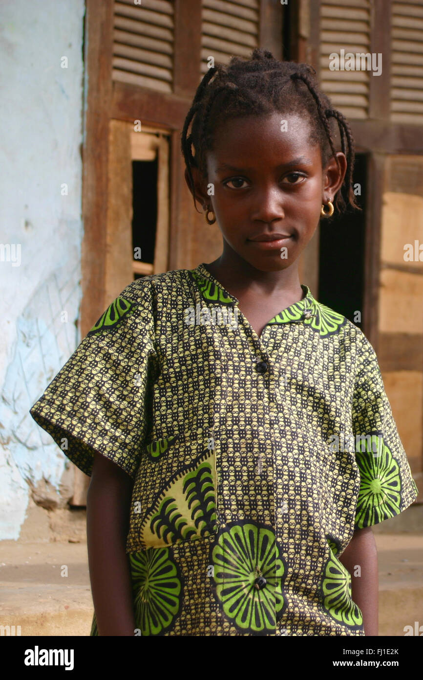 Portrait de jeune fille africaine noire du Sine Saloum , au sud du Sénégal Banque D'Images