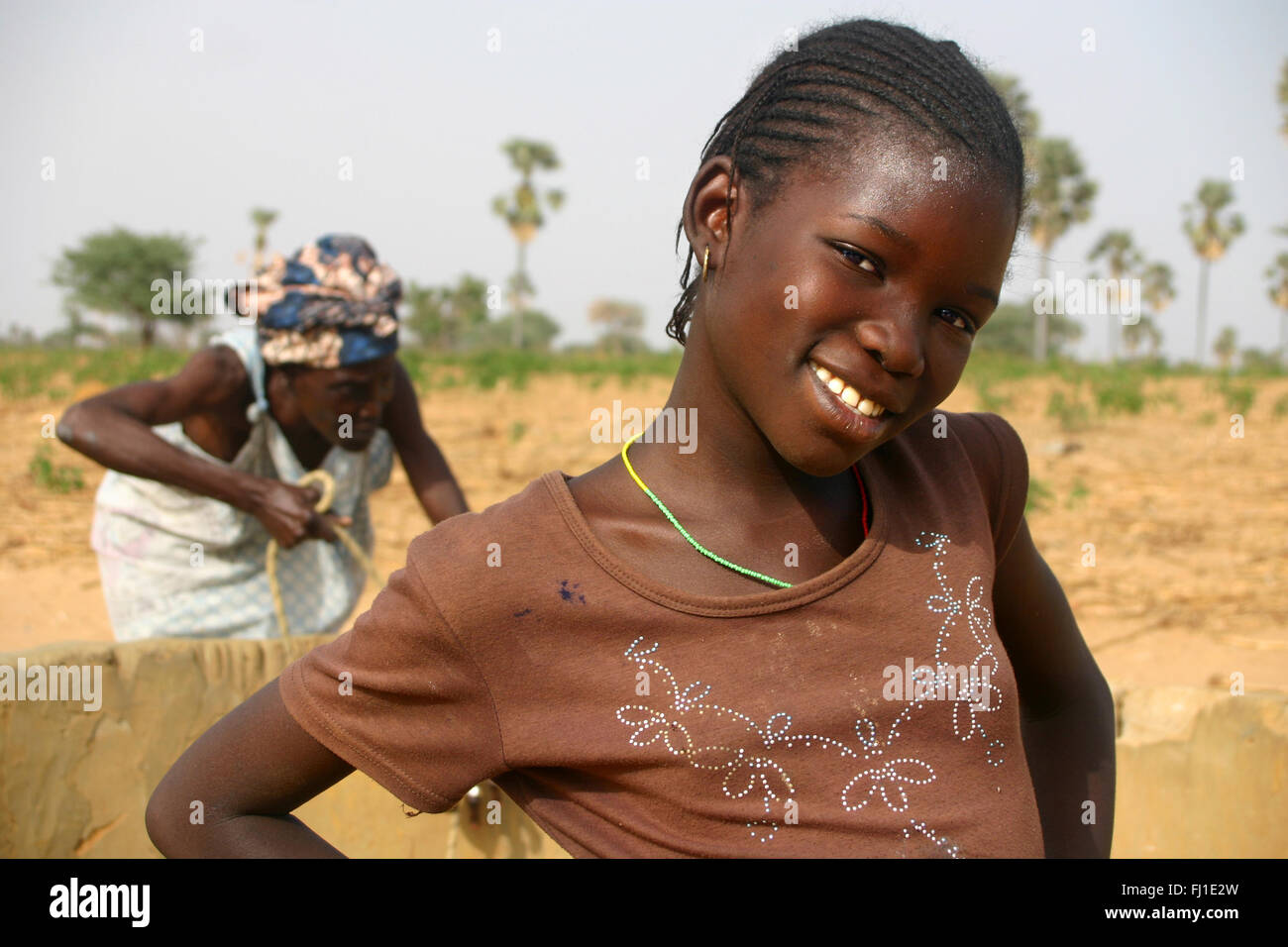 Portrait de jeune fille africaine noire du Sine Saloum , au sud du Sénégal Banque D'Images