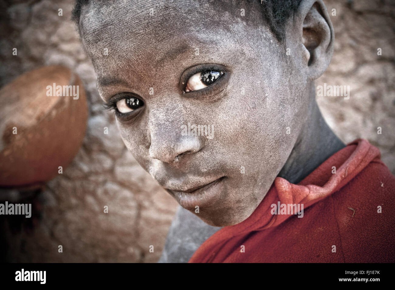 L'étourdissement et strong portrait d'un enfant africain boy à Djenné avec de la poussière sur son visage Banque D'Images