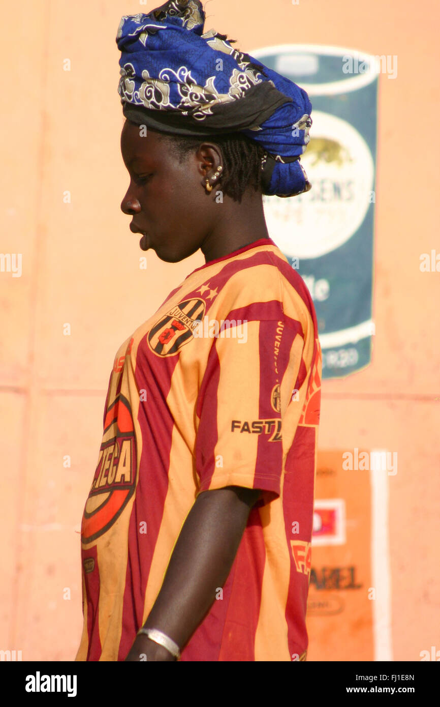 Portrait de jeune femme enceinte avec football jersey à Mopti , Mali Banque D'Images