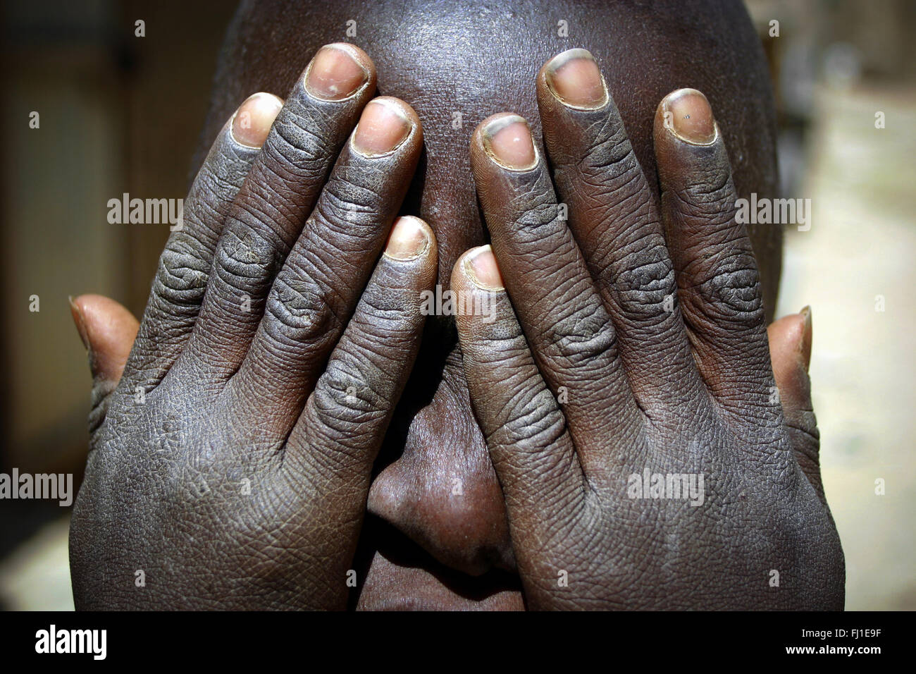 Close up sur les mains de l'enfant africain à Djenné, Mali Banque D'Images