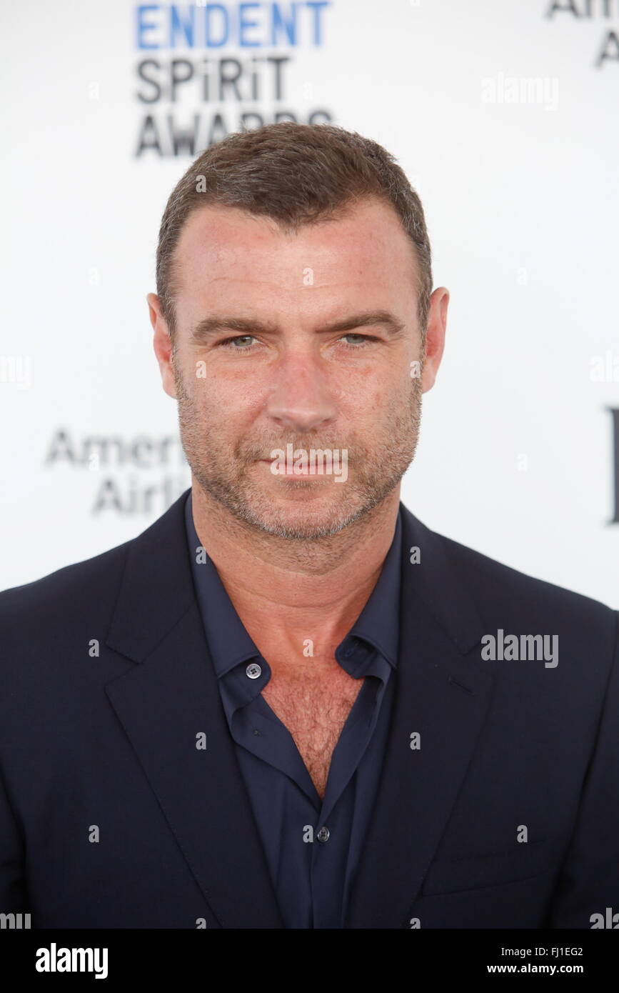 Santa Monica, Los Angeles, Californie, USA. Feb 27, 2016. L'acteur Liev Schreiber arrive à la 31e annual Film Independent Spirit Awards dans une tente sur la plage de Santa Monica à Santa Monica, Los Angeles, USA, le 27 février 2016. Photo : Hubert Boesl - PAS DE SERVICE DE FIL - Crédit photo : dpa alliance/Alamy Live News Banque D'Images