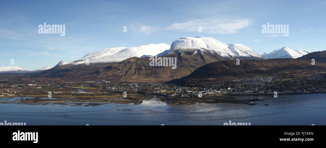 Le Ben Nevis, Fort William et le Loch Linnhe. Banque D'Images