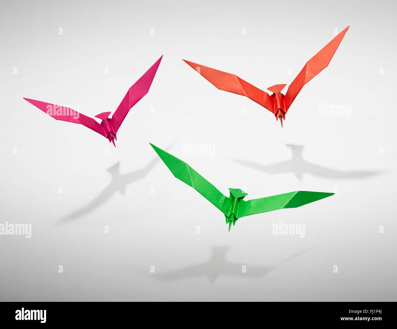 Groupe de trois oiseaux en Origami, il y a un chemin pour chaque oiseau. Banque D'Images