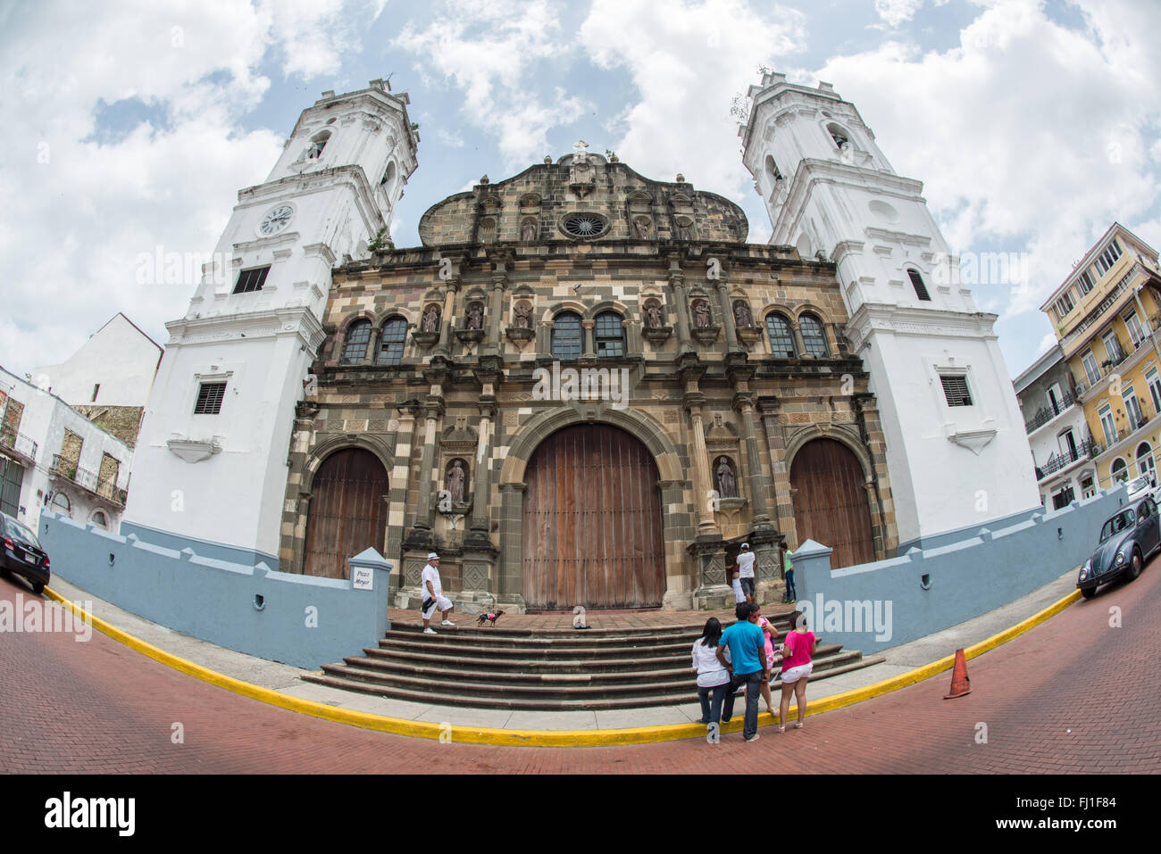 La ville de Panama, Panama--Catedral Metropolitana sur le côté ouest de la Plaza de la Catedral. Plaza de la Catedral est la place centrale de l'historique quartier de Casco Viejo Panama City, Panama. Il est également connu sous le nom de Plaza de la Independencia et la Plaza Mayor. Banque D'Images