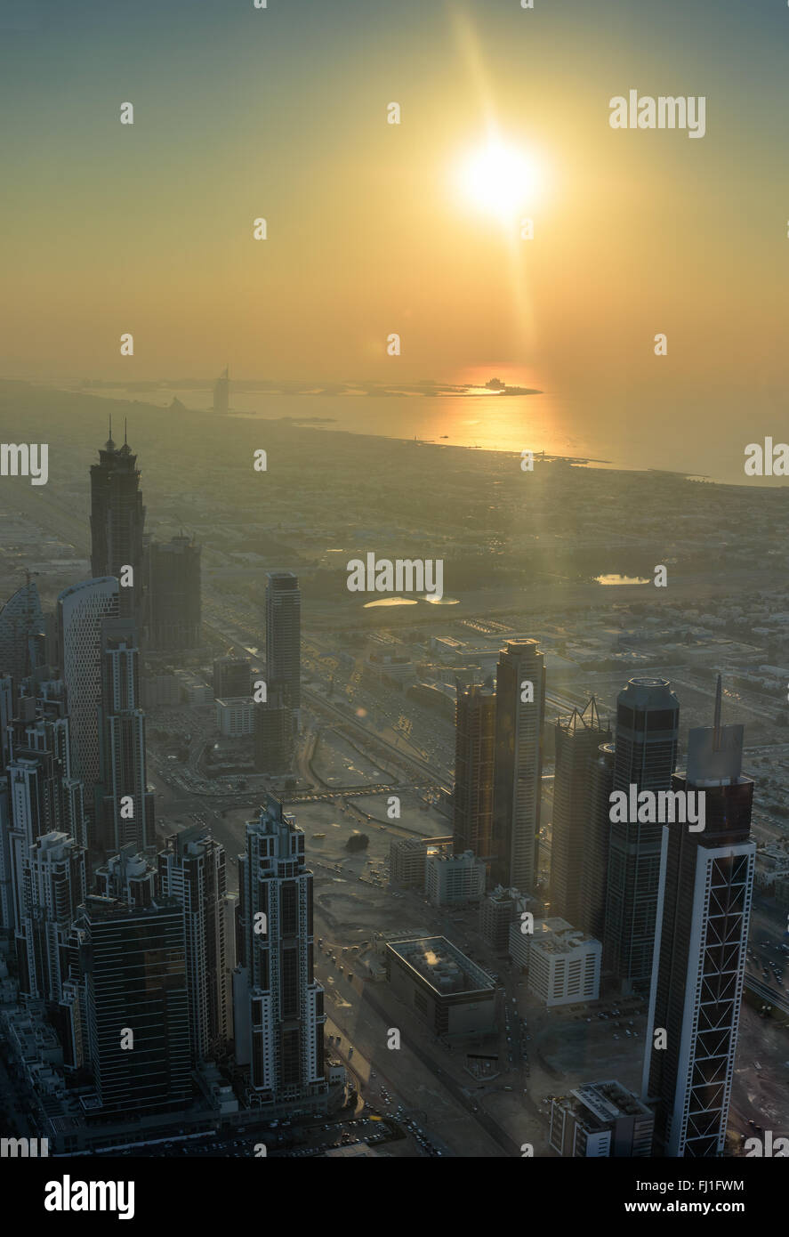 Gratte-ciel pendant le coucher du soleil à Dubaï ÉMIRATS ARABES UNIS, vue aérienne, lens flare Banque D'Images