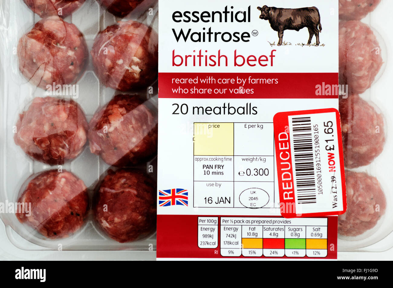 Boulette de bœuf britannique Waitrose essentiel avec réduction de prix en raison de sa situation près d'utiliser par date Banque D'Images