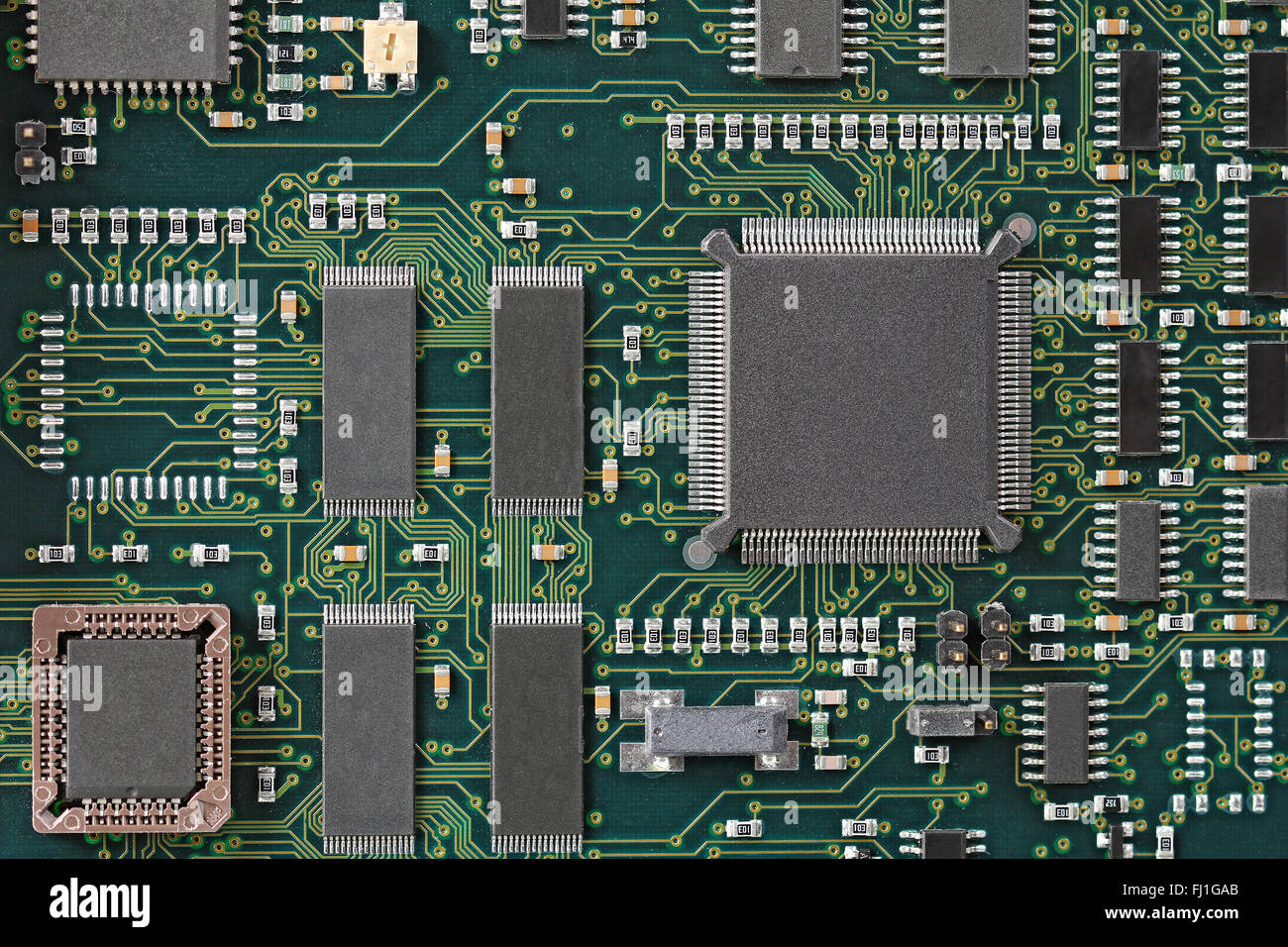 Carte de circuit imprimé verte avec microprocesseur et d'autres composants électroniques Banque D'Images