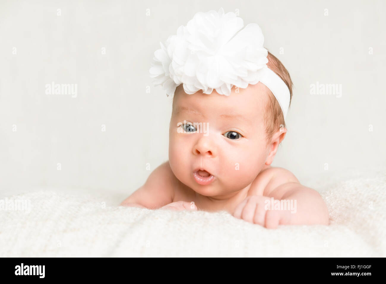 Portrait De L Adorable Bebe Nouveau Ne Fille Avec Bandeau Blanc Sur La Tete Photo Stock Alamy
