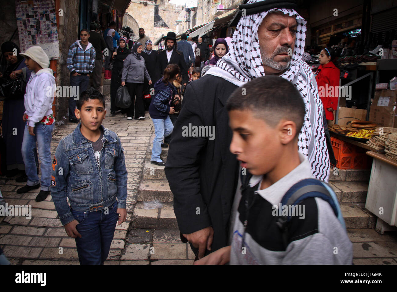 Vieil homme avec Keffieh arabe dans la foule à la porte de Damas , Jérusalem Vieille ville , Israël Banque D'Images