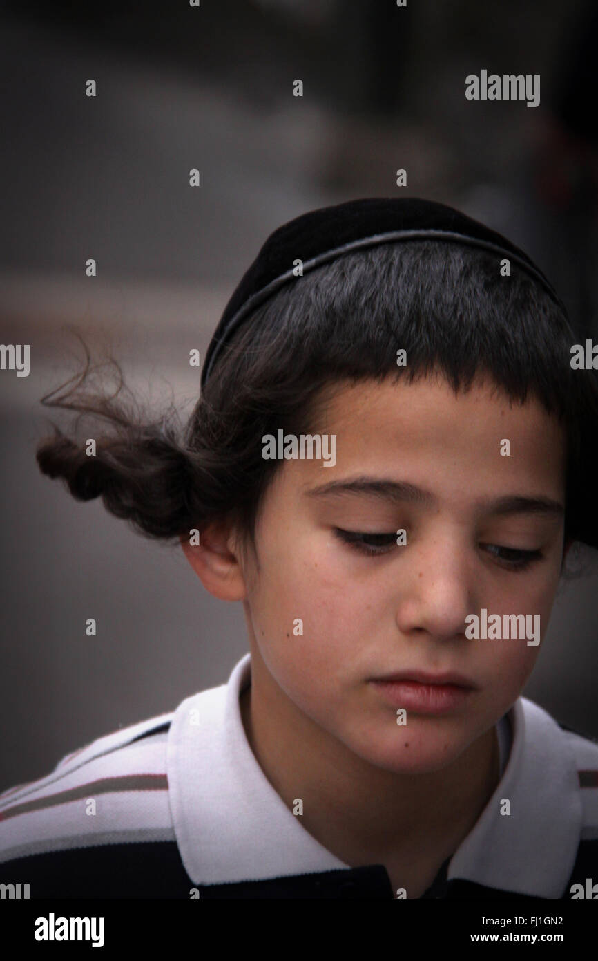 Enfant juif ultra Orthdox portant kippa À Mea Shearim à Jérusalem de voisinage , Israël Banque D'Images