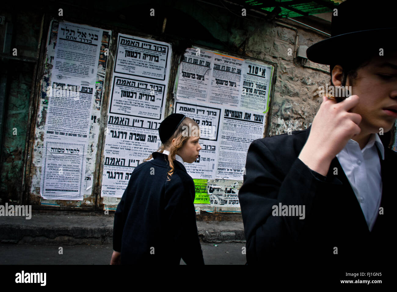 Les Juifs dans l'Ultra Orthdox quartier Mea Shearim à Jérusalem , Israël Banque D'Images