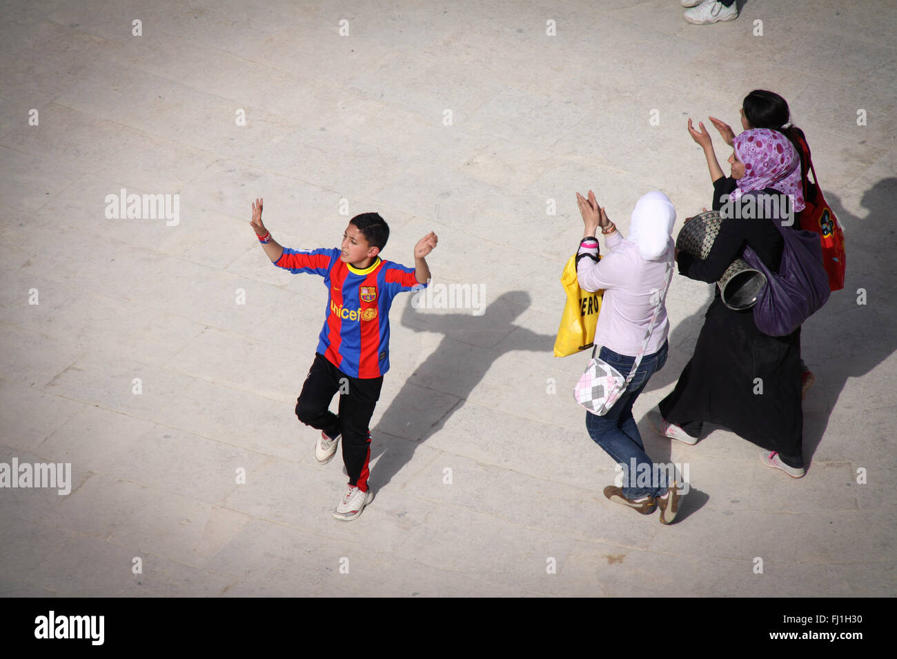 Un garçon et trois filles musulmanes sont pleins de joie dans le théâtre romain de Jerash, Jordanie Banque D'Images