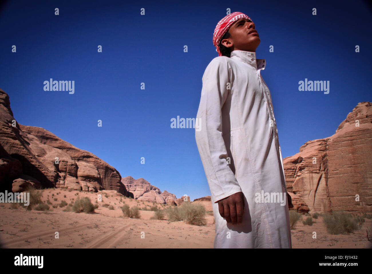 Portrait de jeune homme bédouin dans le Wadi Rum , Jordanie , robe blanche traditionnelle avec Banque D'Images
